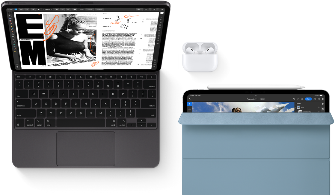 iPad Pro met Magic Keyboard en Airpods Pro. Daarnaast een andere iPad met Apple Pencil en Smart Folio