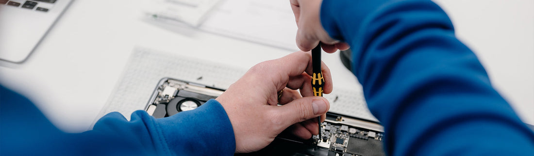 Een Lab9-mederwerker herstelt een Mac