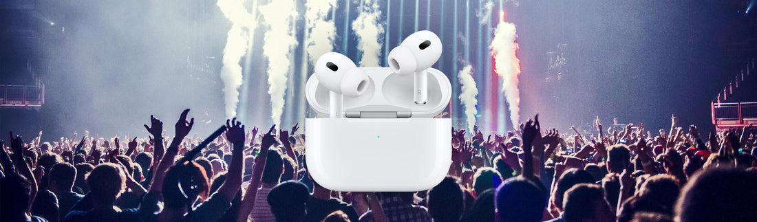 Foto van het juichend publiek op een optreden, met een afbeelding van AirPods Pro 2