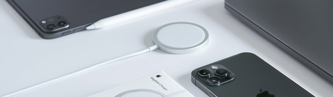 Foto van verschillende Apple-toestellen en een MagSafe-oplader