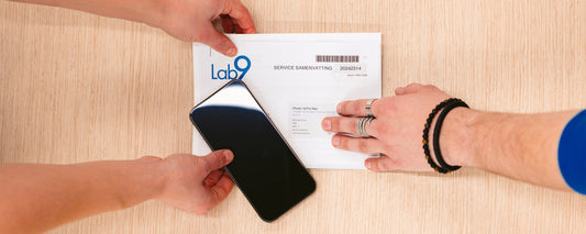 Lab9 medewerker geeft herstelde iPhone terug aan klant