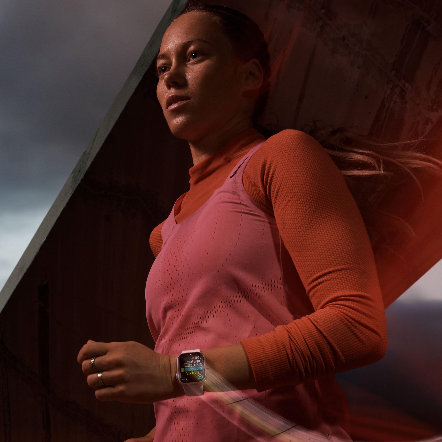 Apple Watch Series 9 (GPS) • 45‑mm kast van middernacht aluminium • Middernacht geweven sportbandje
