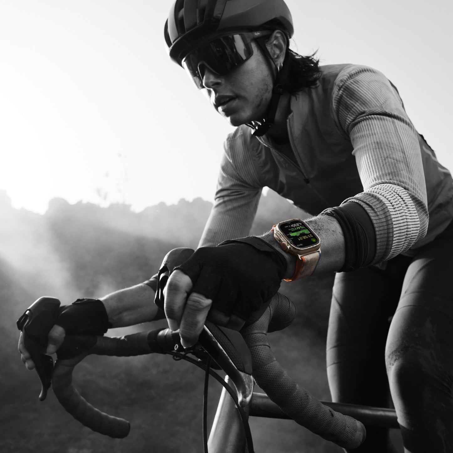 Apple Watch Ultra 2 (GPS + Cellular) • 49-mm kast van titanium • Oranje/beige Trail‑bandje - S/M
