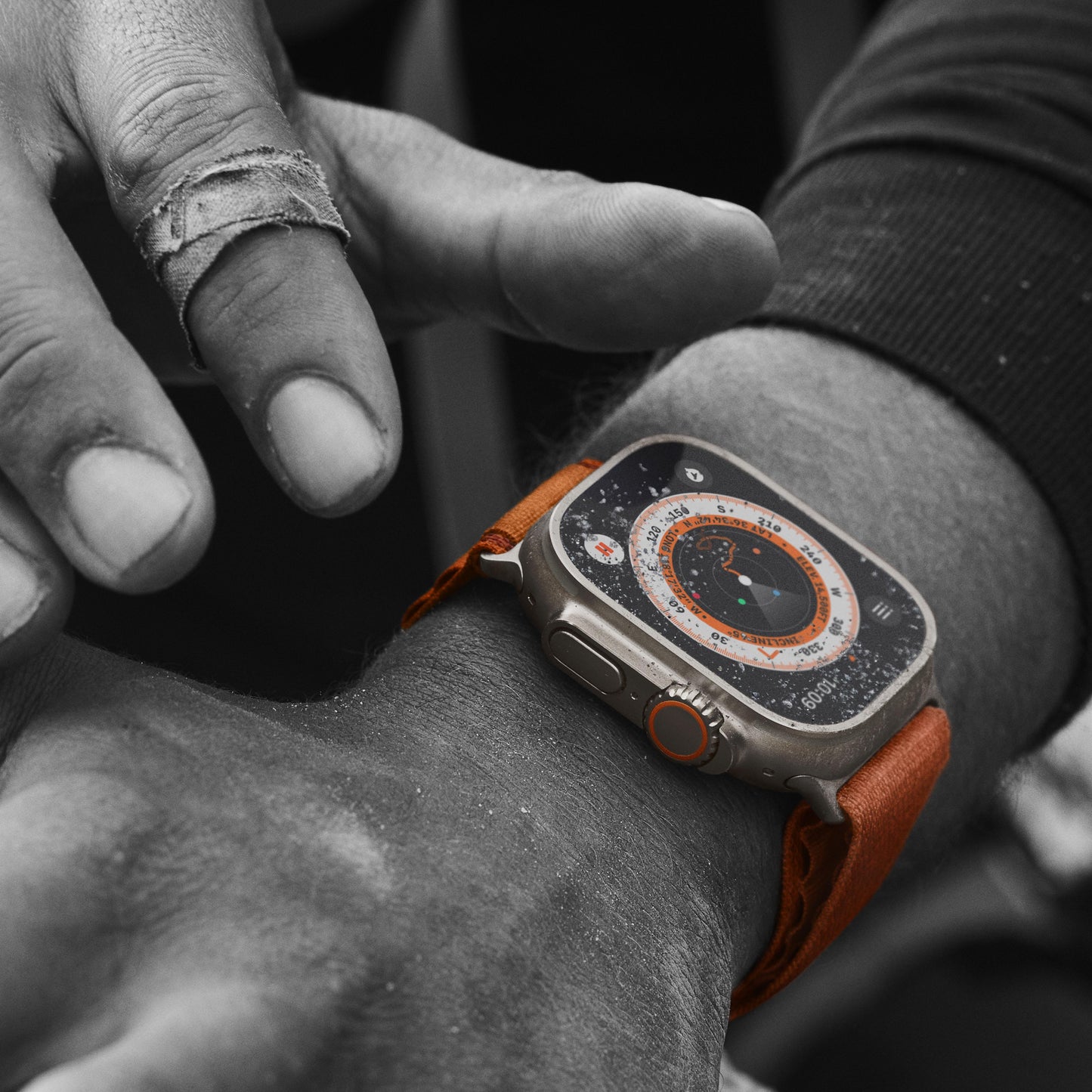 Apple Watch Ultra GPS + Cellular, Boîtier en titane de 49 mm avec Boucle Alpine orange - Large