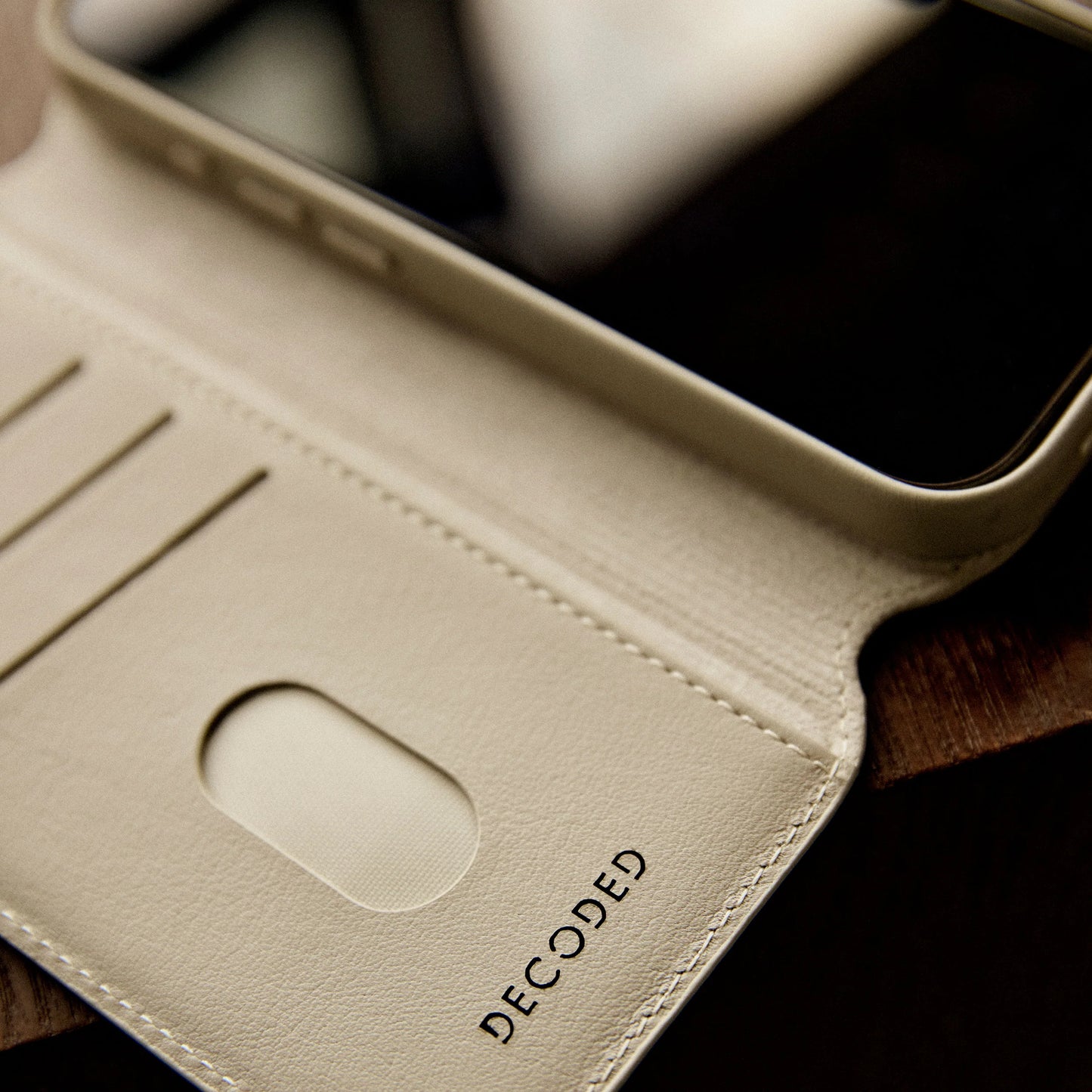 EOL Decoded Detachable Wallet voor iPhone 16 Plus - Argile