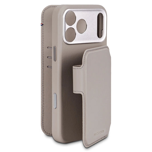 Decoded Detachable Wallet voor iPhone 17 Pro - Klei