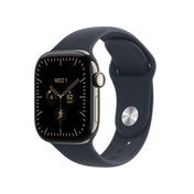 Apple Watch Series 12 (GPS + Cellular) • 42‐mm kast van Naturel titanium • Marineblauw sportbandje - M/L