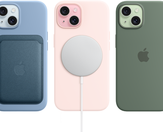 iPhone 15 montrant la Coque en silicone avec MagSafe pour iPhone 15, le Porte-cartes en tissage fin avec MagSafe, le Chargeur MagSafe et la Batterie externe MagSafe