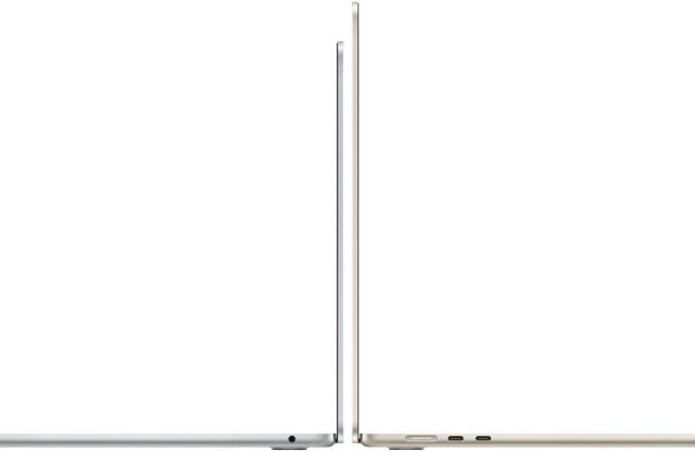Vue latérale de MacBook Air 13 et 15 pouces en finitions argent et lumière stellaire, ouverts et dos à dos