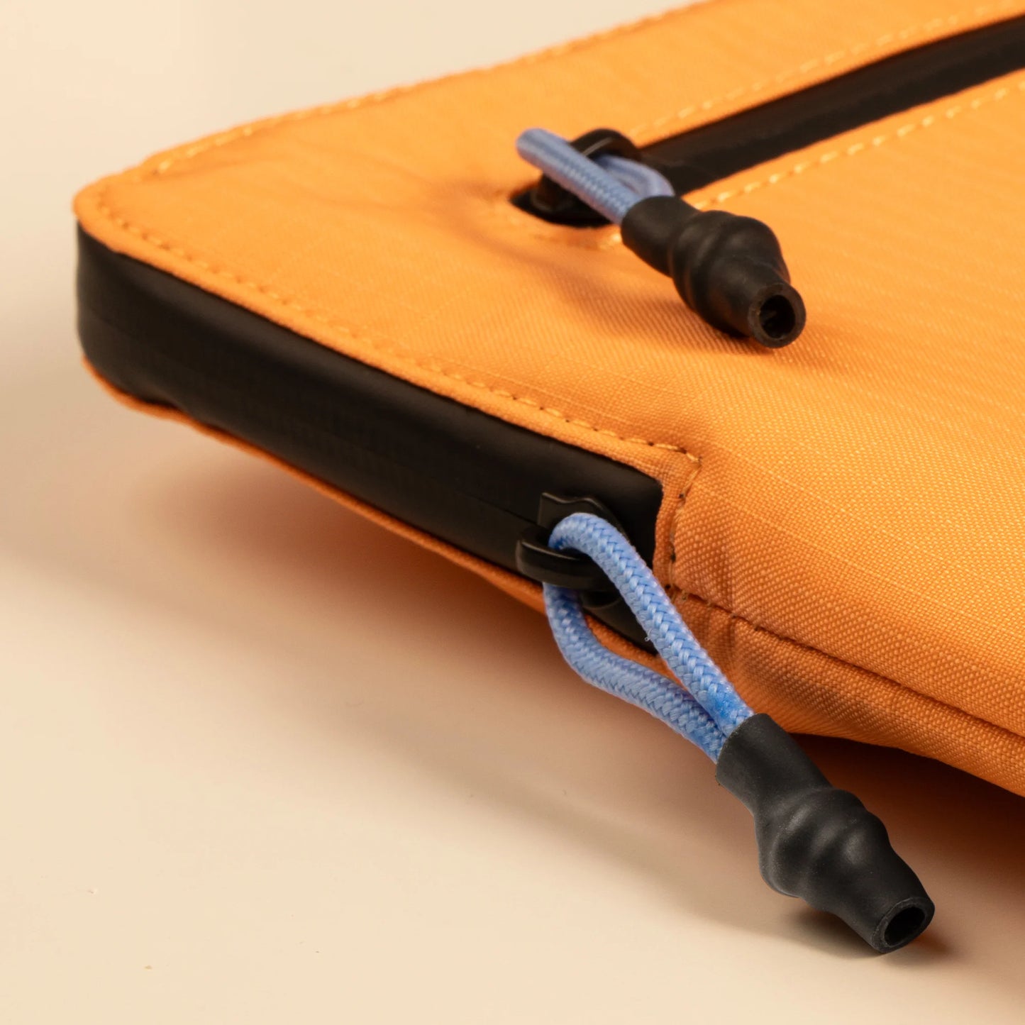 Native Union Ultralight sleeve voor MacBook 16-inch - Apricot