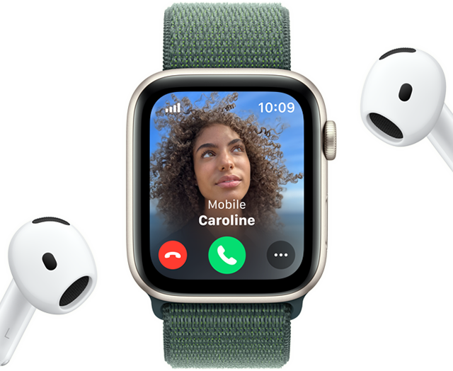 Appel entrant sur une Apple Watch SE, à côté d’une paire d’AirPods